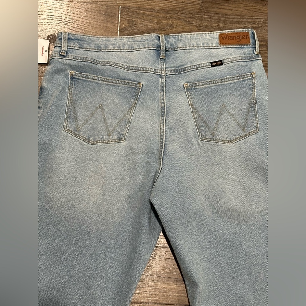 Wrangler Women’s High-Rise Bootcut Jeans
Size: 14 / 32x32 - Picture 9 of 14